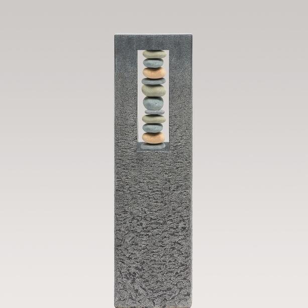 Granit Grabstein Stele Urnengrab mit Kieselsteinen - Celenta Pietra