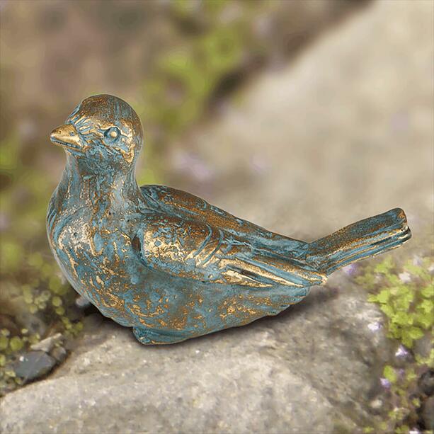 Sitzender Bronzevogel klein mit grner Patina - Spatz sitzend