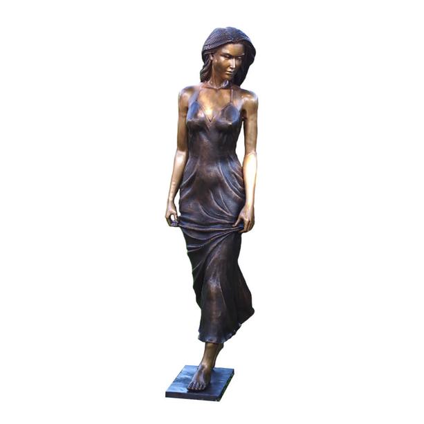 Herabblickende Frau mit Kleid aus Bronze - lebensgro - Adelinde