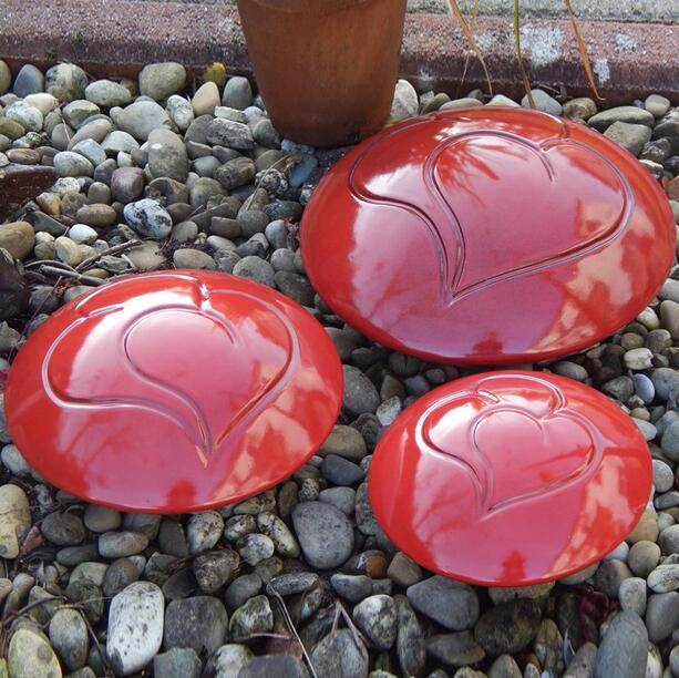 Rote diskusfrmige Haustierurne aus Keramik mit Herzmotiv - Vaster
