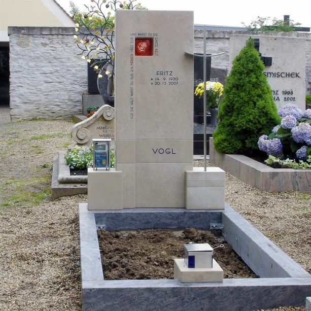 Schner Doppelgrabstein mit Glas Rose und Kreuz - Venosa